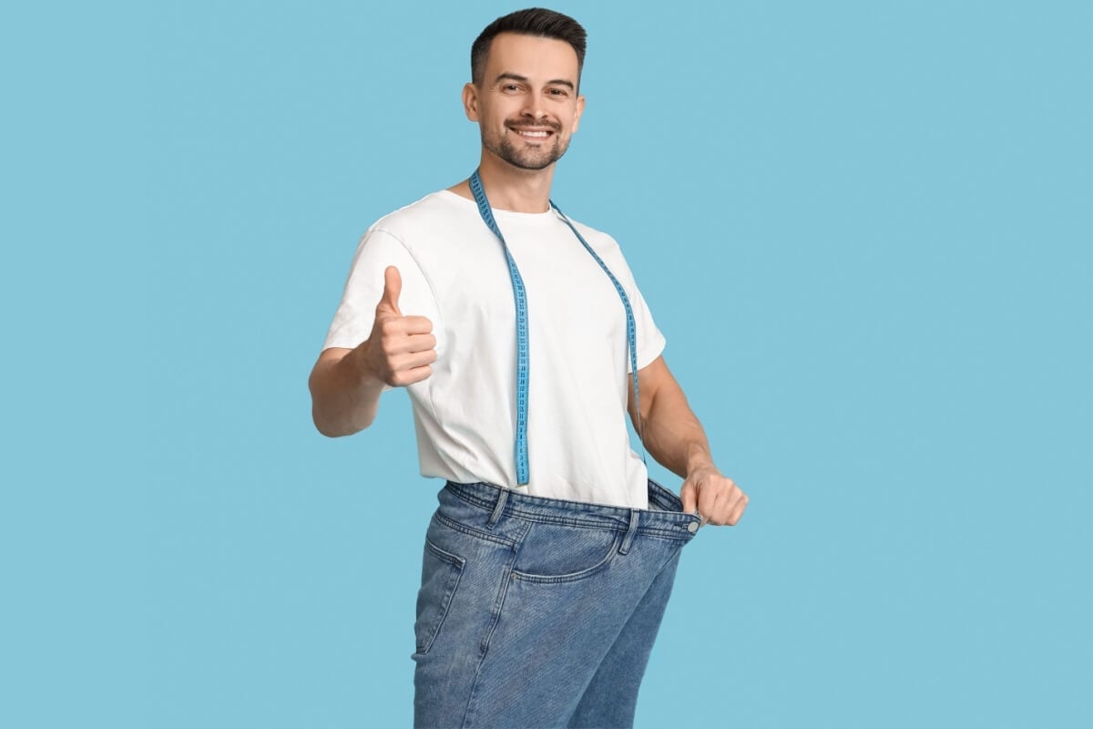 O excesso de pele e a flacidez que surgem após o emagrecimento acelerado podem ser corrigidos com uma cirurgia reparadora (Imagem: Pixel-Shot | Shutterstock)