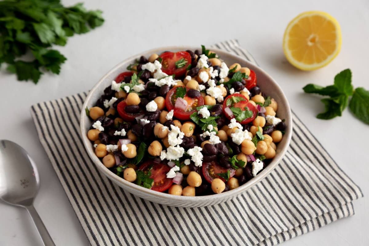 O feijão-preto e o grão-de-bico são aliados da saúde do coração (Imagem: Liudmyla Chuhunova | Shutterstock)