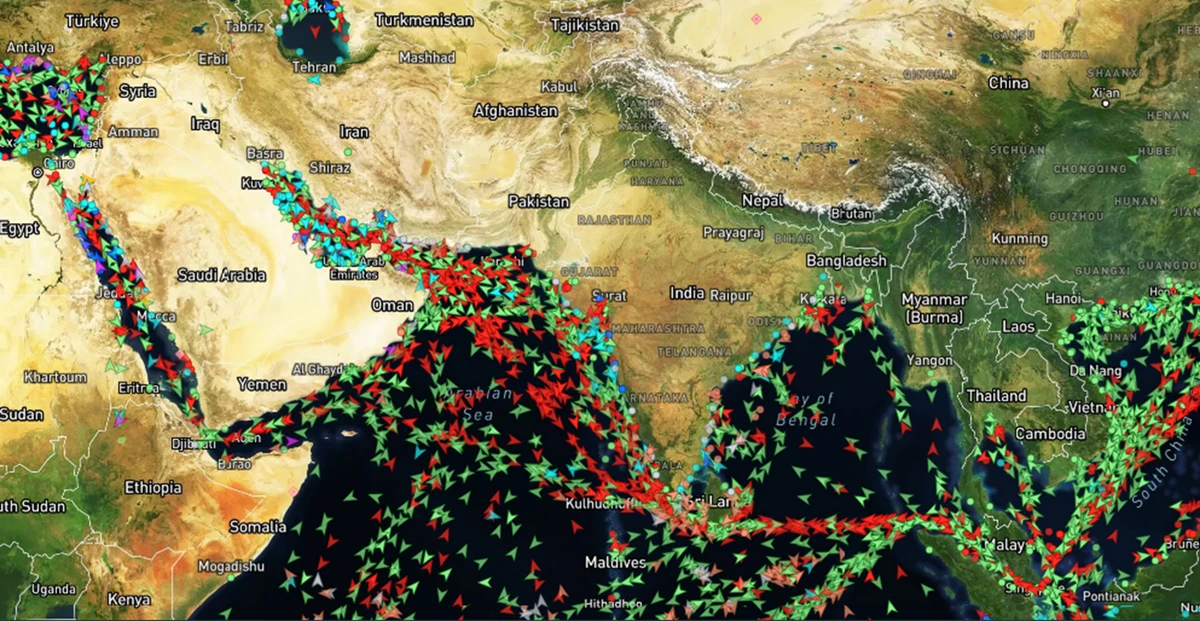 Estreito de Ormuz, entre o Irã, Omã e Arábia Saudita, é controlada pela guarda iraniana e está ao alcance de armamentos, como drones camicazes, minas aquáticas e mísseis