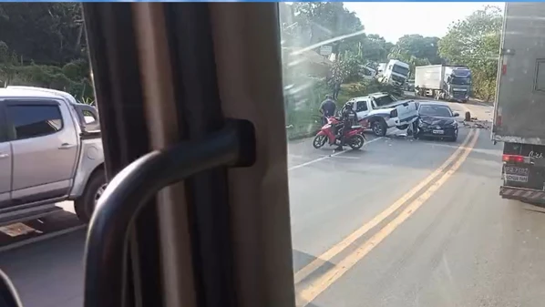 Colisão ocorreu na tarde desta terça-feira (24) e o trânsito ficou em sistema de pare e siga por quase 40 minutos; uma pessoa foi encaminhada ao hospital