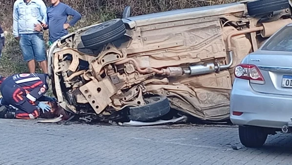 Batida aconteceu em frente a uma pousada em Pedra Azul; outra pessoa que estava no carona do segundo veículo envolvido também se feriu