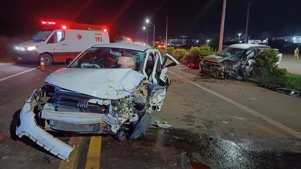 Colisão frontal deixou a pista parcialmente interditada na noite de segunda-feira (23), com o uso de um desvio para a pista lateral, por pouco mais de uma hora