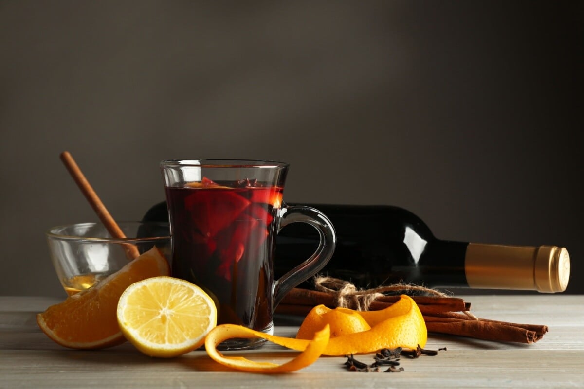 A escolha do rótulo faz toda a diferença na qualidade do vinho quente (Imagem: Africa Studio | Shutterstock) 