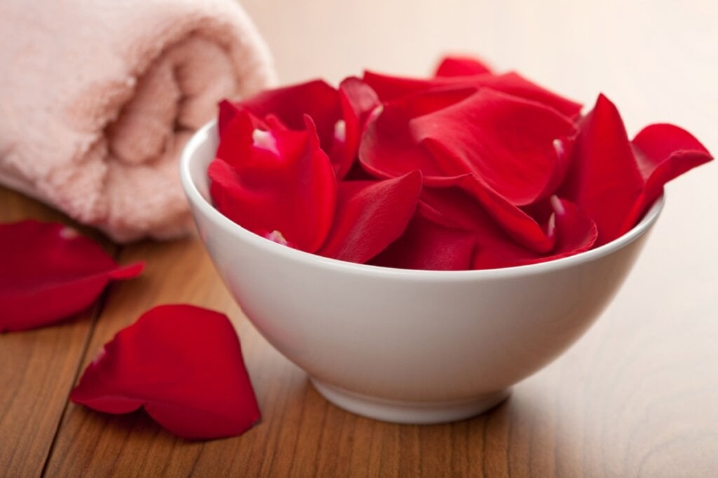 Banho com rosas-vermelhas ajuda a conquistar e a fortalecer o amor (Imagem: Olga Miltsova | Shutterstock)