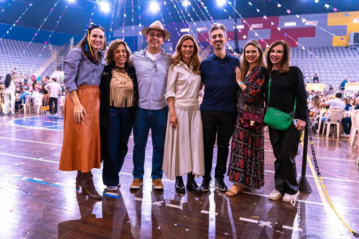 Júnia, Vera e André Perenzin, Mariana Buaiz, Caio e Bia Perenzin e Penha Arnal