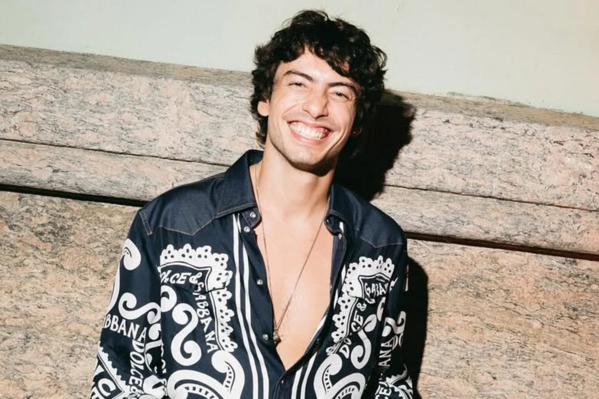 O ator Jaffar Bambirra está na série ‘Raul Seixas: Eu Sou’
