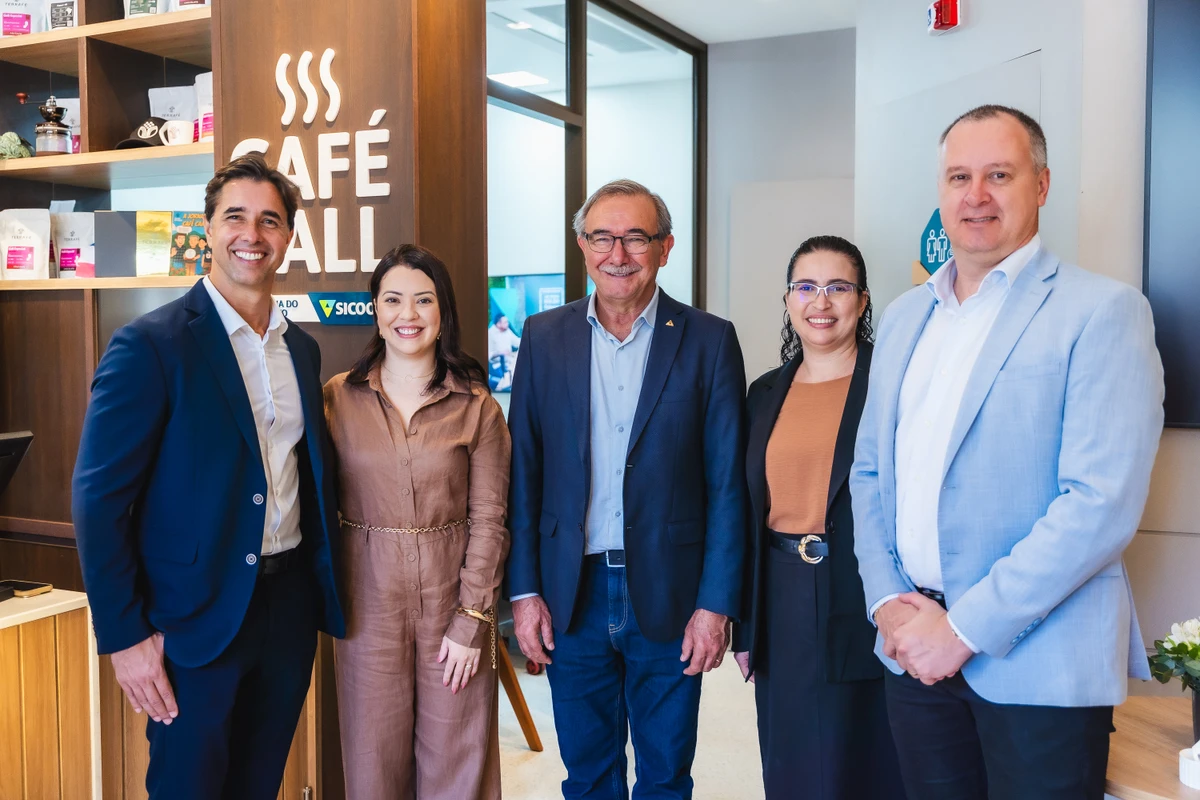 Thiago Fernandes, gerente da unidade; Mayara Caus, diretora Operacional; Cleto Venturim, presidente; Leandra Alvarenga, agente de relacionamento; e Giovane Bissoli, diretor-executivo da Cooperativa