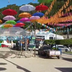 Prefeitura diz que, entre 80 guarda-chuvas que ornavam decoração festiva, vinte foram roubados no Jardim Municipal, no Centro de Muqui