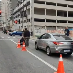 Moto por aplicativo bateu na traseira de um carro da ES 060, em Itaparica; vítima foi amparada por uma médica que passava pelo local até a chegada do Samu/192