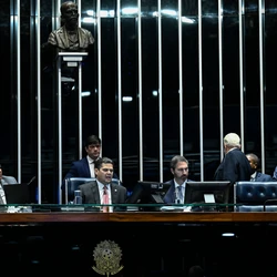 Proposta foi aprovada por 41 a 33, exatamente o mínimo necessário, nesta quarta (25), e terá que voltar para a Câmara dos Deputados