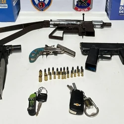 Flexibilização das leis, fraudes em lojas e tráfico internacional alimentam arsenal de facções criminosas, enquanto forças de segurança intensificam apreensões no Espírito Santo