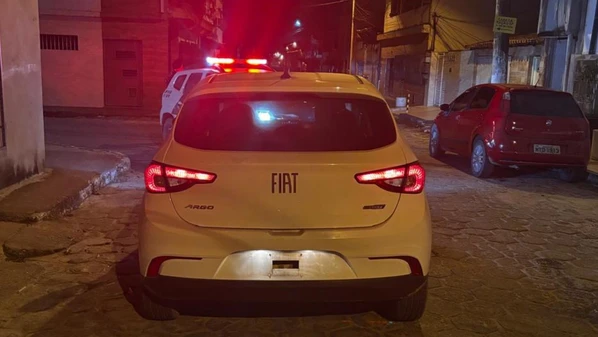 Suspeitos, de 23, 14 e 15 anos, renderam motorista após solicitarem uma corrida em Guriri, na terça (24). Eles foram alcançados pela polícia e detidos na sequência