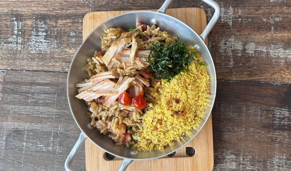 Arroz de leitão com farofa de fubá torrado do Daju  por Daju/Acervo