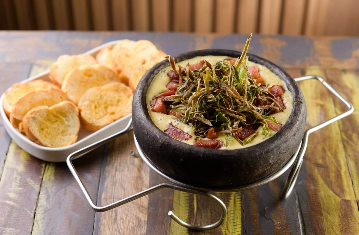 Caldo de alho-poró com bacon do restaurante Caranguejo do Assis