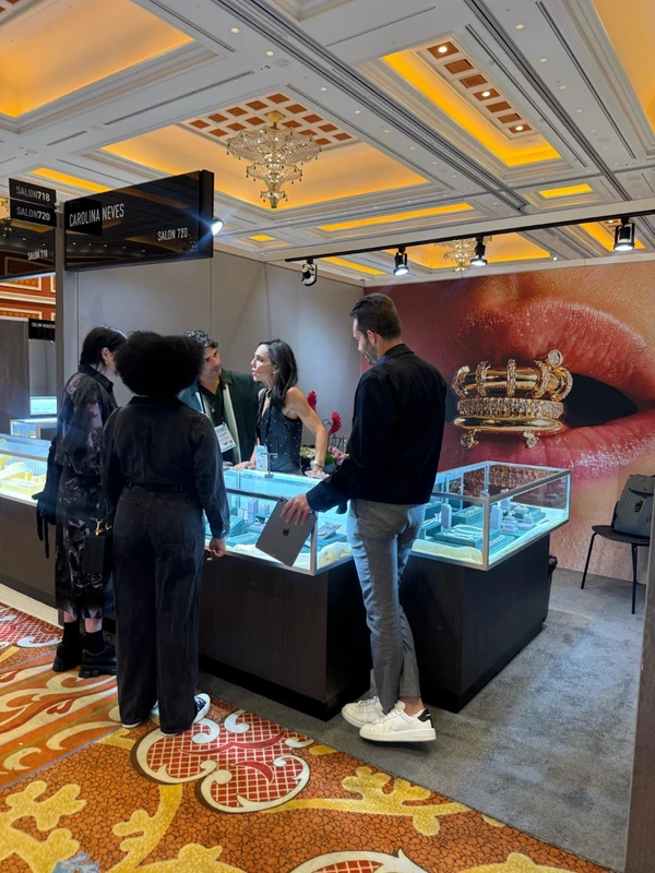 Carolina Neves participa de feira em Las Vegas