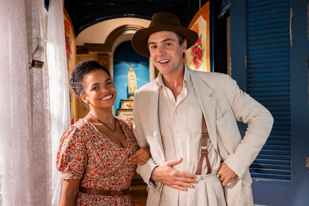 Dita (Jeniffer Nascimento) e Candinho (Sergio Guizé). 