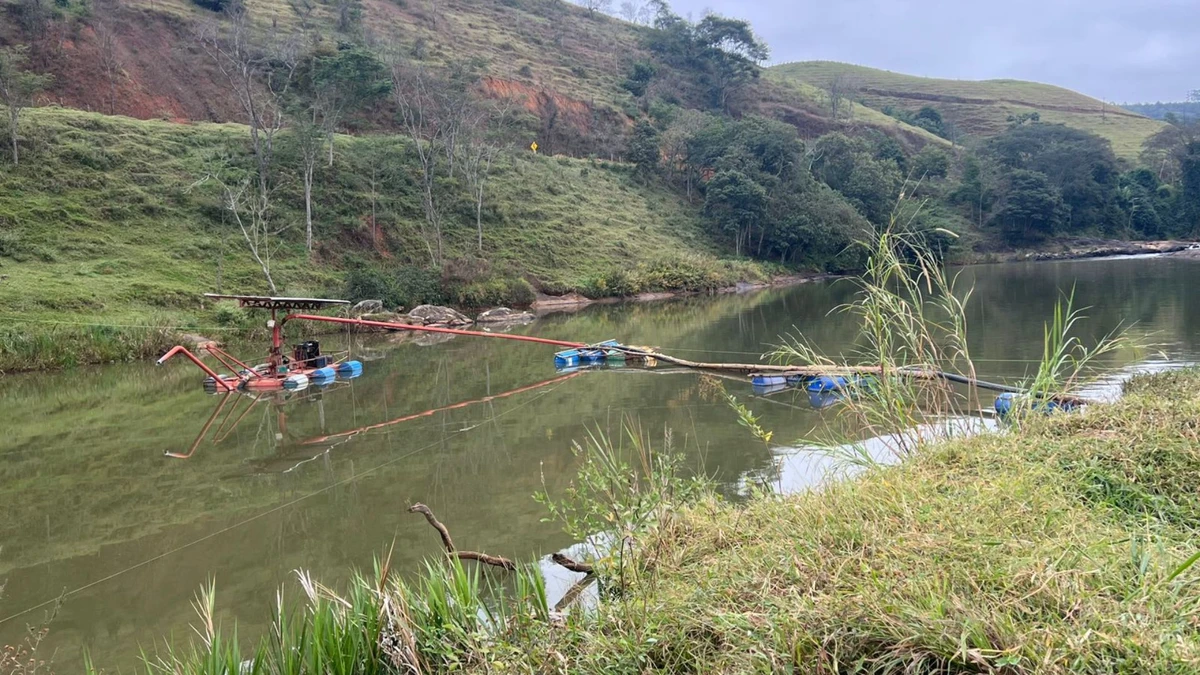 Draga usada para extração ilegal de areia foi apreendida no Caparaó por Divulgação/Polícia Federal