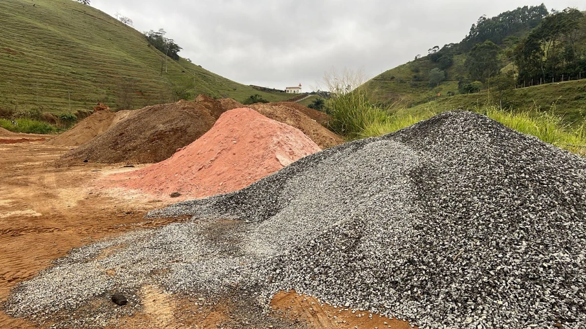 Draga usada para extração ilegal de areia foi apreendida no Caparaó por Divulgação/Polícia Federal