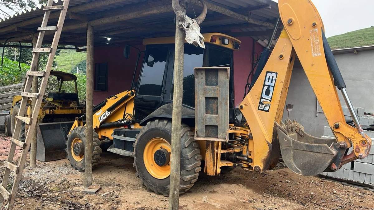 Draga usada para extração ilegal de areia foi apreendida no Caparaó por Divulgação/Polícia Federal