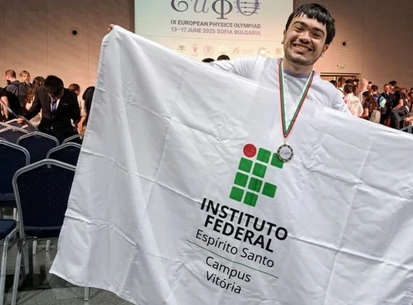 Patrick comemora a conquista com a bandeira do Ifes-Vitória