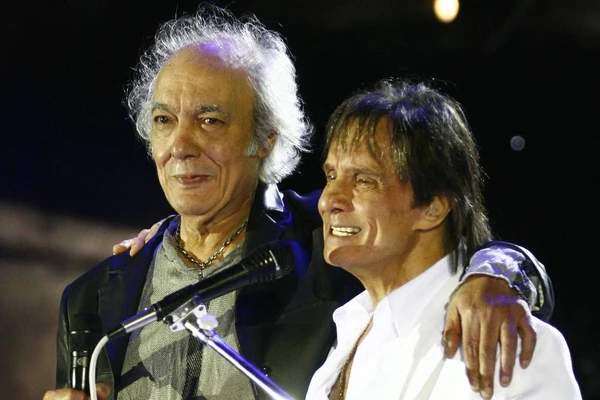 Roberto Carlos e Erasmo Carlos no especial de fim de ano da Globo, em 2013