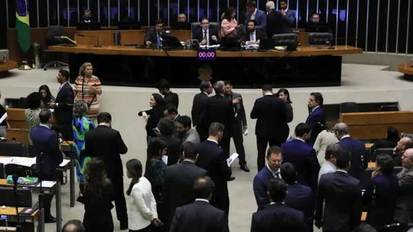 Proposta suspende os efeitos de decretos do governo em maio e junho; placar na Câmara foi de 383 votos a favor de derrubar o aumento e 98 contra