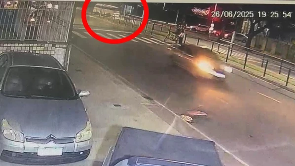 Motorista de uma Kombi fez conversão proibida no cruzamento no momento em que o condutor da moto acelerou quando o semáforo estava mudando do amarelo para o vermelho