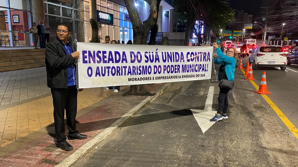 Moradores e comerciantes fazem manifestação no início da noite desta quinta-feira (26) na Rua Clóvis Machado, Enseada do Suá, em Vitória