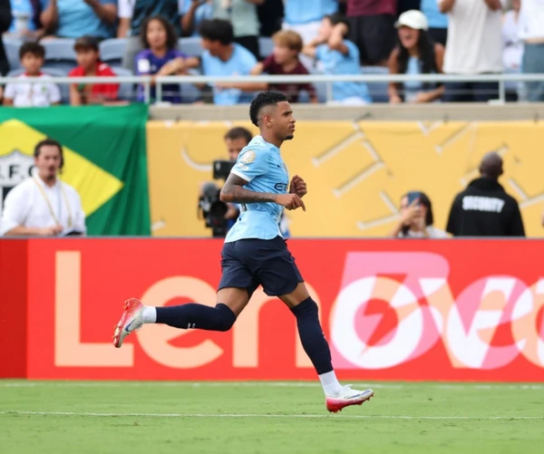 Savinho marca na goleada do City sobre a Juventus