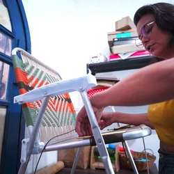 São mais de 120 opções de modelos e tramas; são produzidas mais de 70 unidades por mês, que podem ser usadas na praia e como objeto de decoração