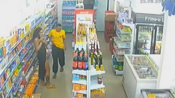 Matheus foi morto na noite de terça-feira (24), em um mercado no bairro Doutor Gusmão. Câmeras de segurança registraram o momento em que ele conversava com Anna Luiza antes de ser atacado por um homem encapuzado