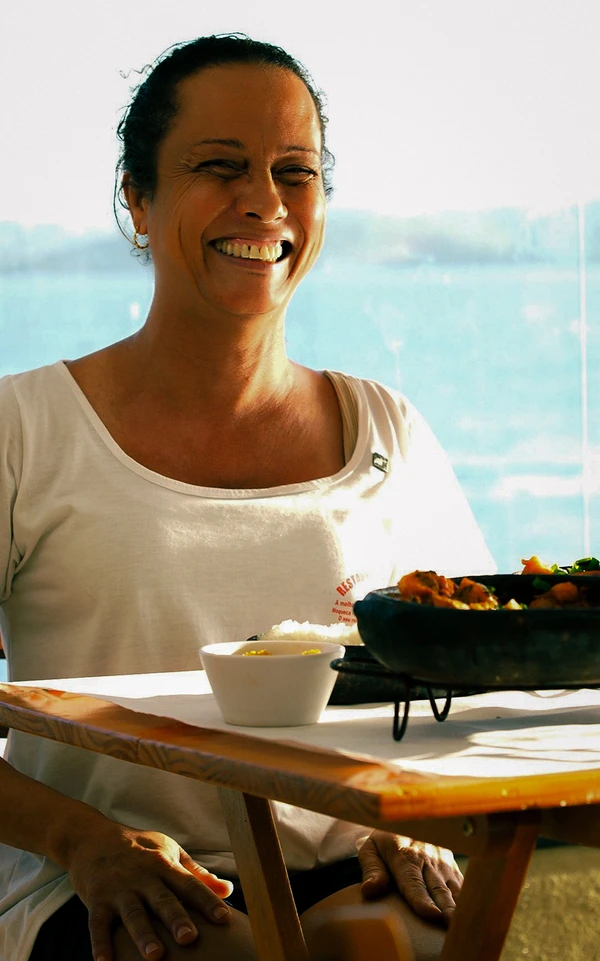 Bia Souza Neves é moradora da Ilha das Caieiras, em Vitória, desde os cinco anos de idade e dona de um restaurante na região há 24. 