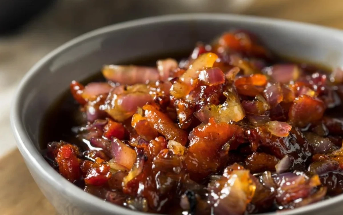 Deliciosa, a geleia de bacon combina com vários pratos e entradinhas