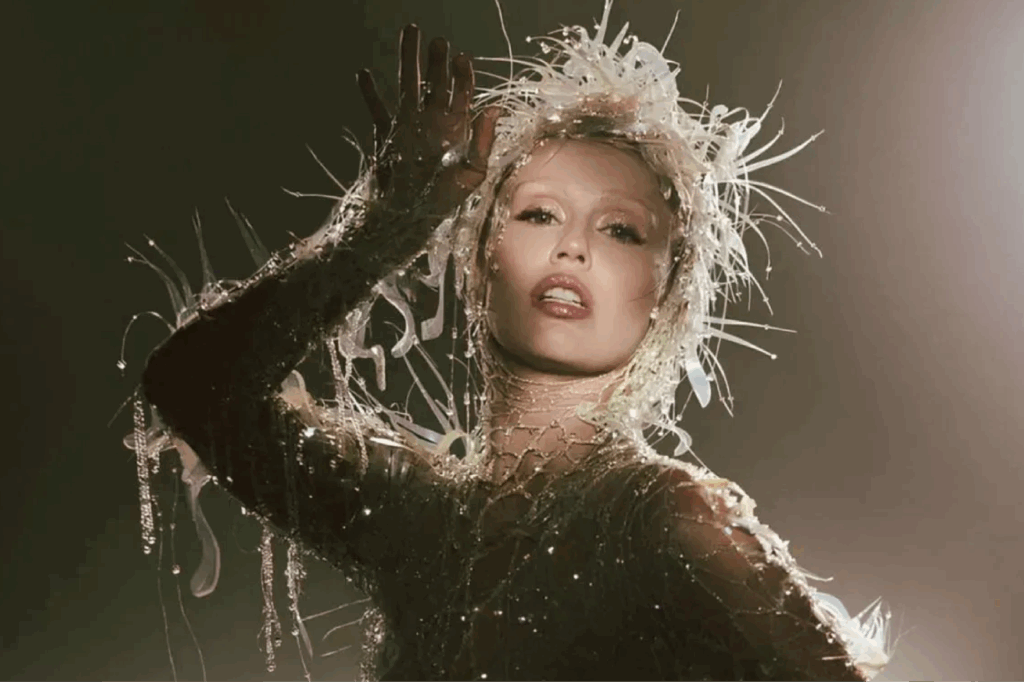 “Something Beautiful” combina música e fantasia, apresentando 13 faixas inéditas em um formato de ópera pop cinematográfica (Imagem: Reprodução digital | Trafalgar Releasing)