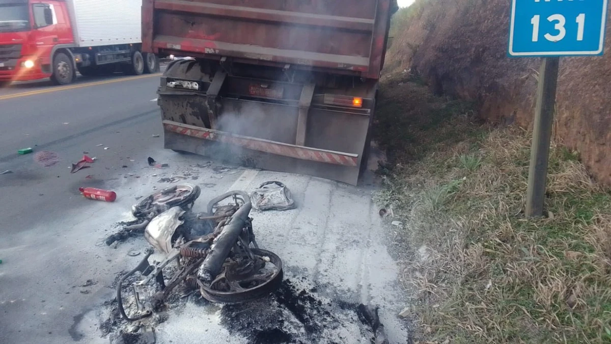 Moto ficou carbonizada após acidente na BR 101, em Linhares por Divulgação/PRF