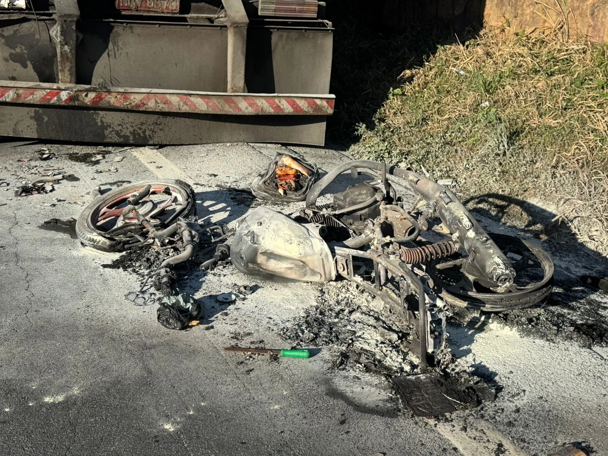 Moto ficou carbonizada após acidente na BR 101, em Linhares por Viviane Maciel