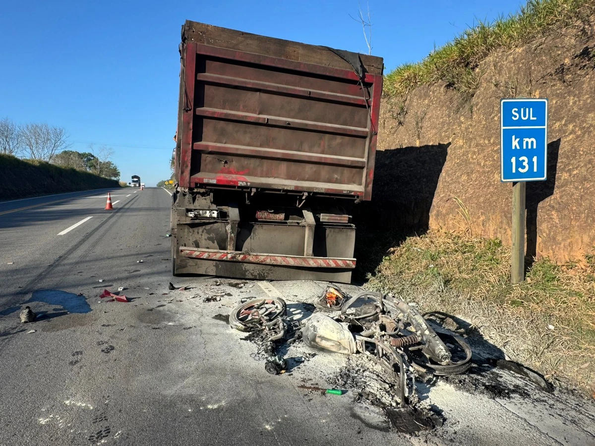 Moto ficou carbonizada após acidente na BR 101, em Linhares por Viviane Maciel