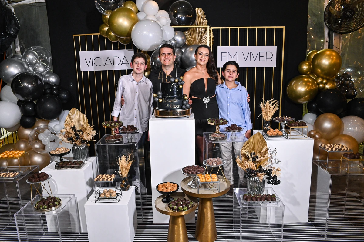 Tatiane Emerich, o marido Fernando Emerich e os filhos Julio e Pedro