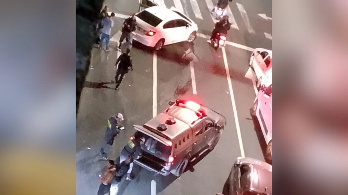 O motorista, que já está detido na viatura, bateu com o carro branco