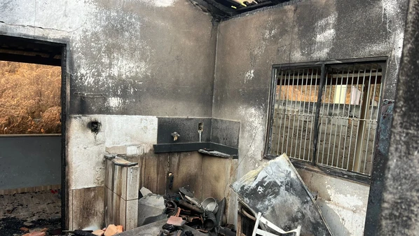 Segundo a Polícia Militar, populares que moram próximo a casa incendiada afirmaram à equipe que o incêndio seria criminoso; principal suspeito está foragido. Ninguém ficou ferido