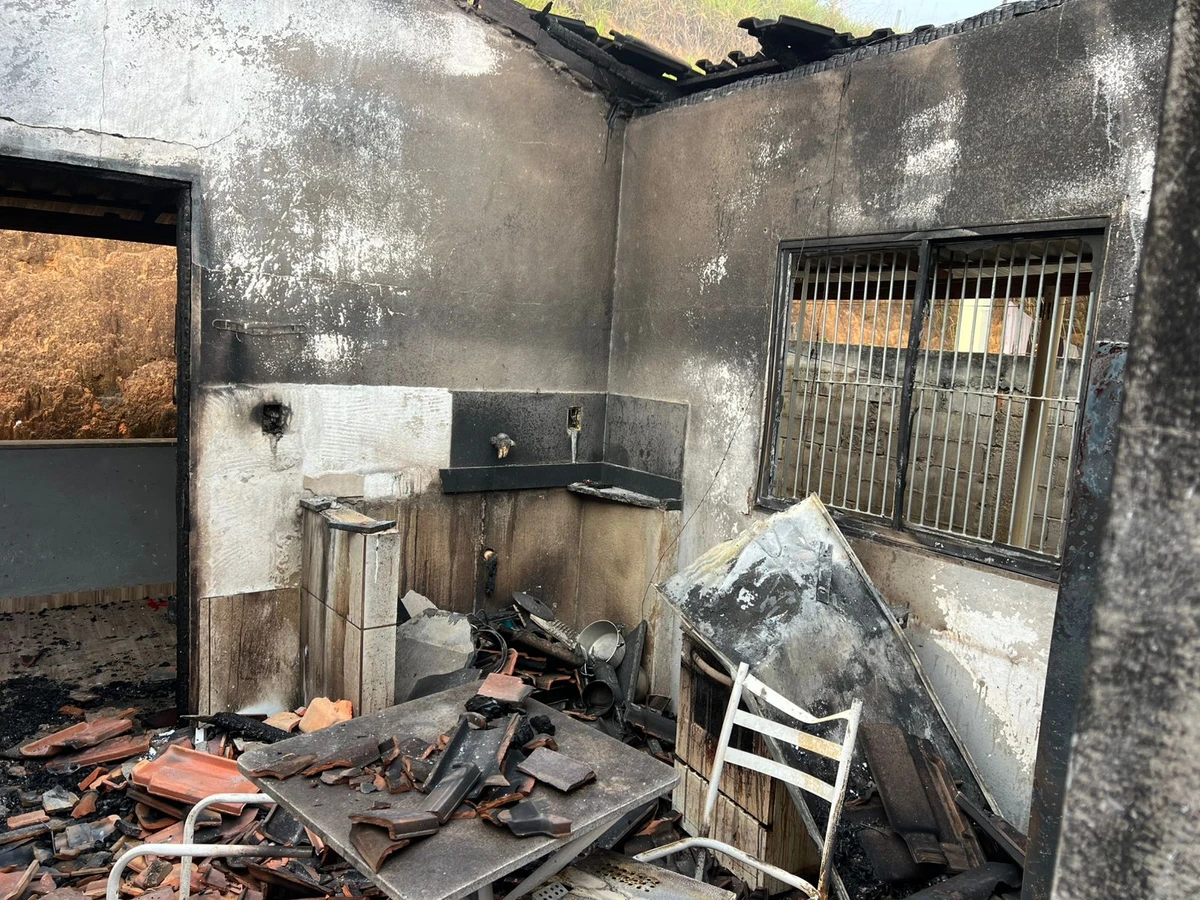 A casa ficou completamente destruída após incêndio.