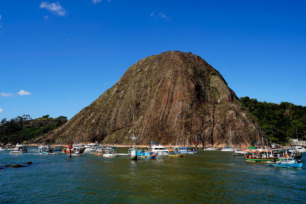 Tradicional procissão marítima durante os festejos de São Pedro, padroeiro dos pescadores por Fernando Madeira