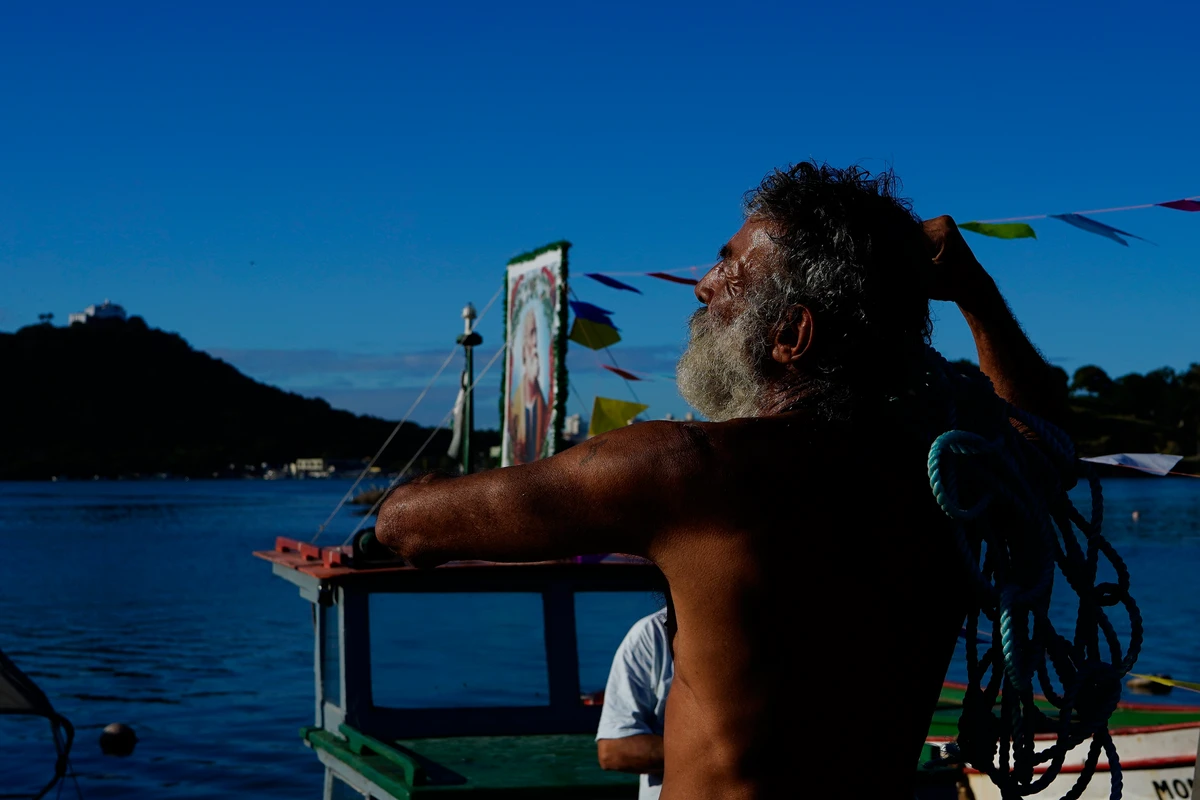 Tradicional procissão marítima durante os festejos de São Pedro, padroeiro dos pescadores por Fernando Madeira