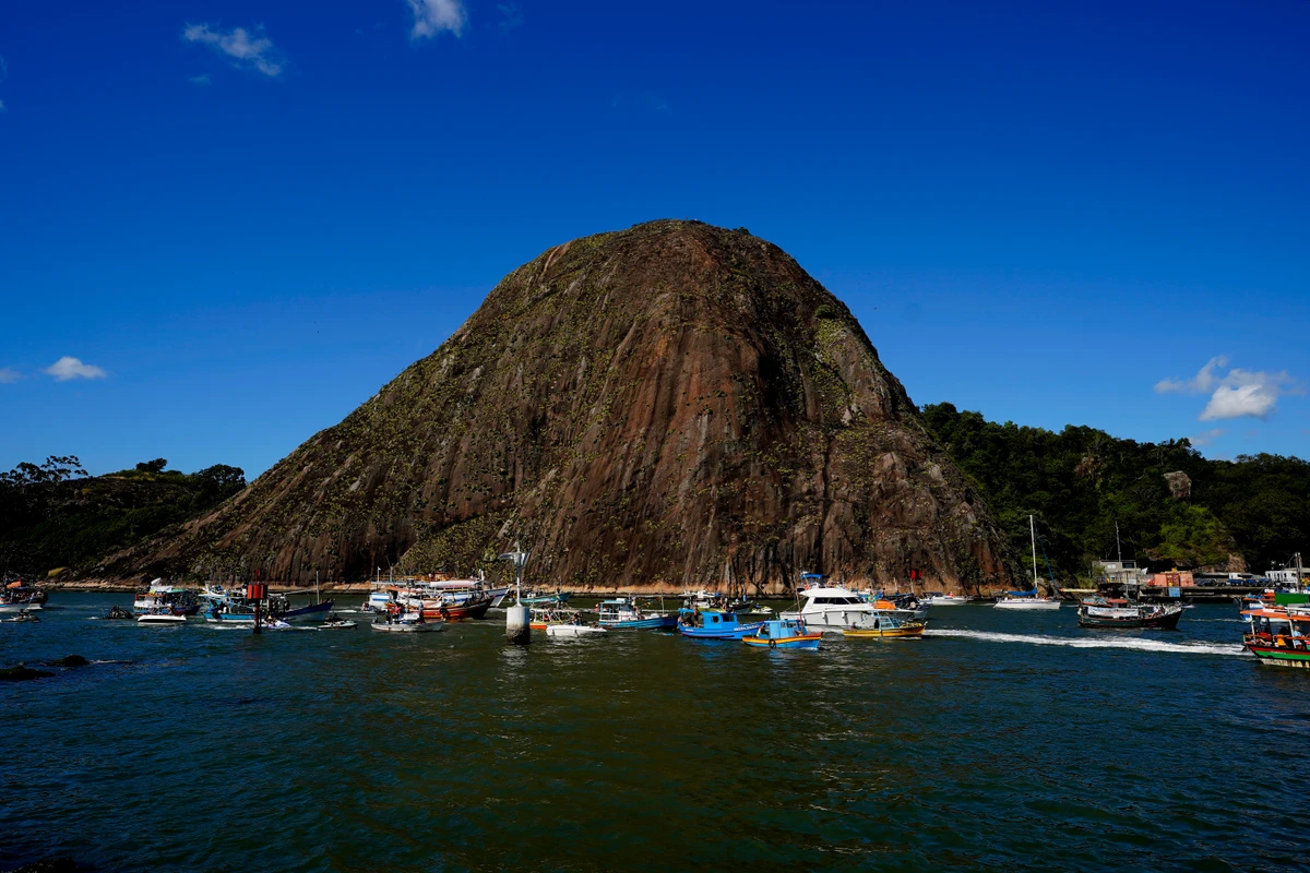 Tradicional procissão marítima durante os festejos de São Pedro, padroeiro dos pescadores por Fernando Madeira