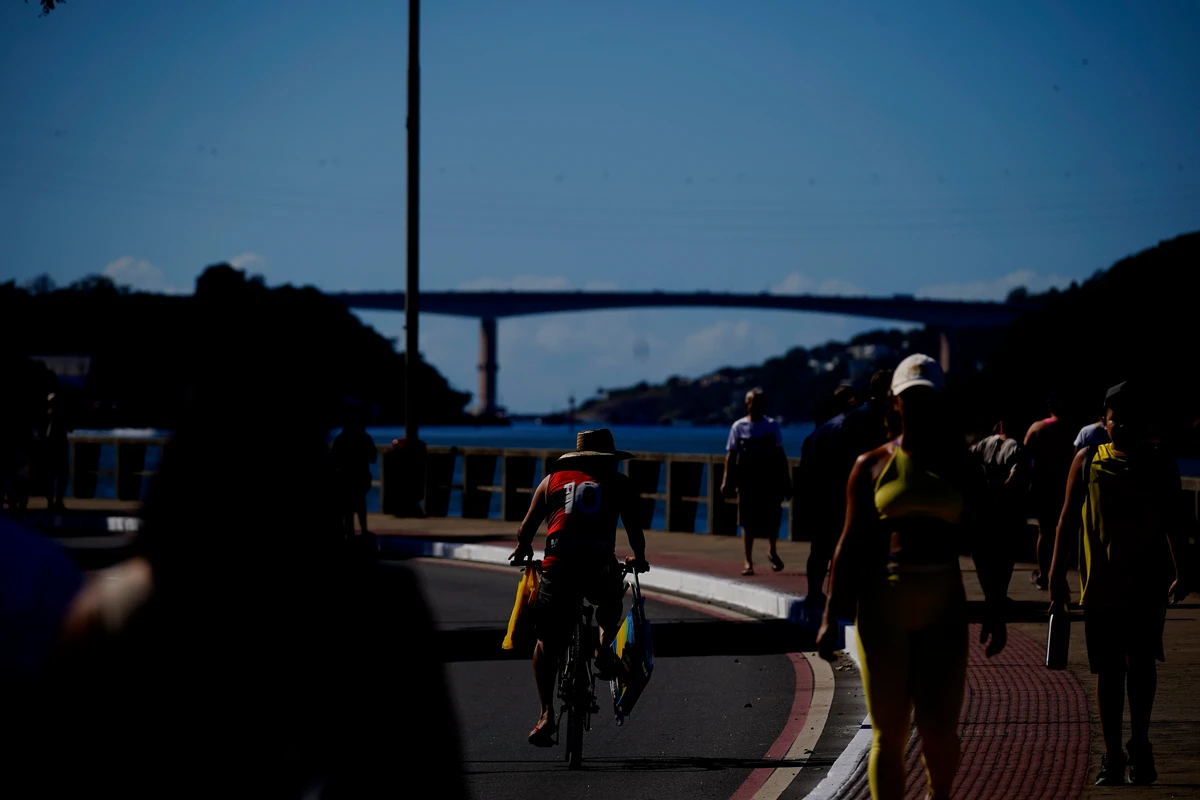 Tradicional procissão marítima durante os festejos de São Pedro, padroeiro dos pescadores por Fernando Madeira