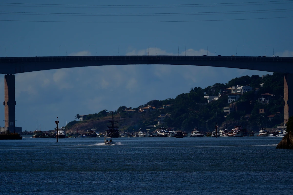 Tradicional procissão marítima durante os festejos de São Pedro, padroeiro dos pescadores por Fernando Madeira