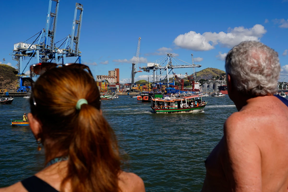 Tradicional procissão marítima durante os festejos de São Pedro, padroeiro dos pescadores por Fernando Madeira