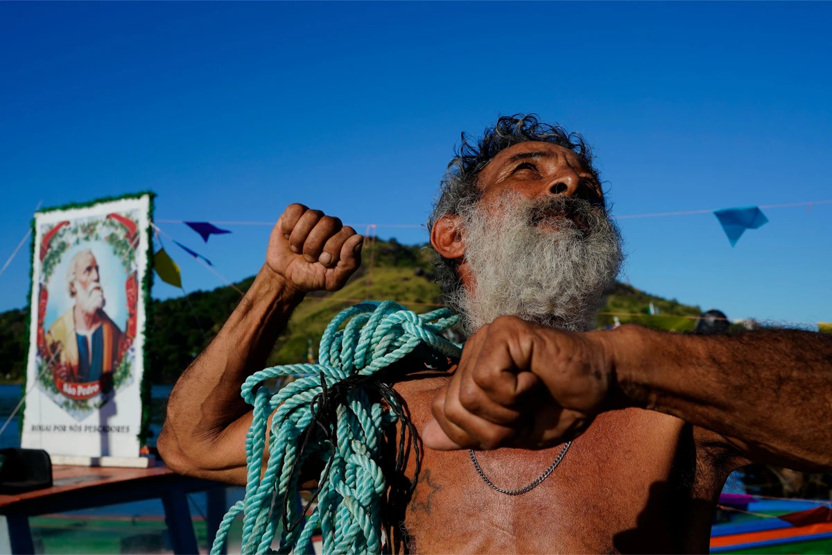 Tradicional procissão marítima durante os festejos de São Pedro, padroeiro dos pescadores por Fernando Madeira