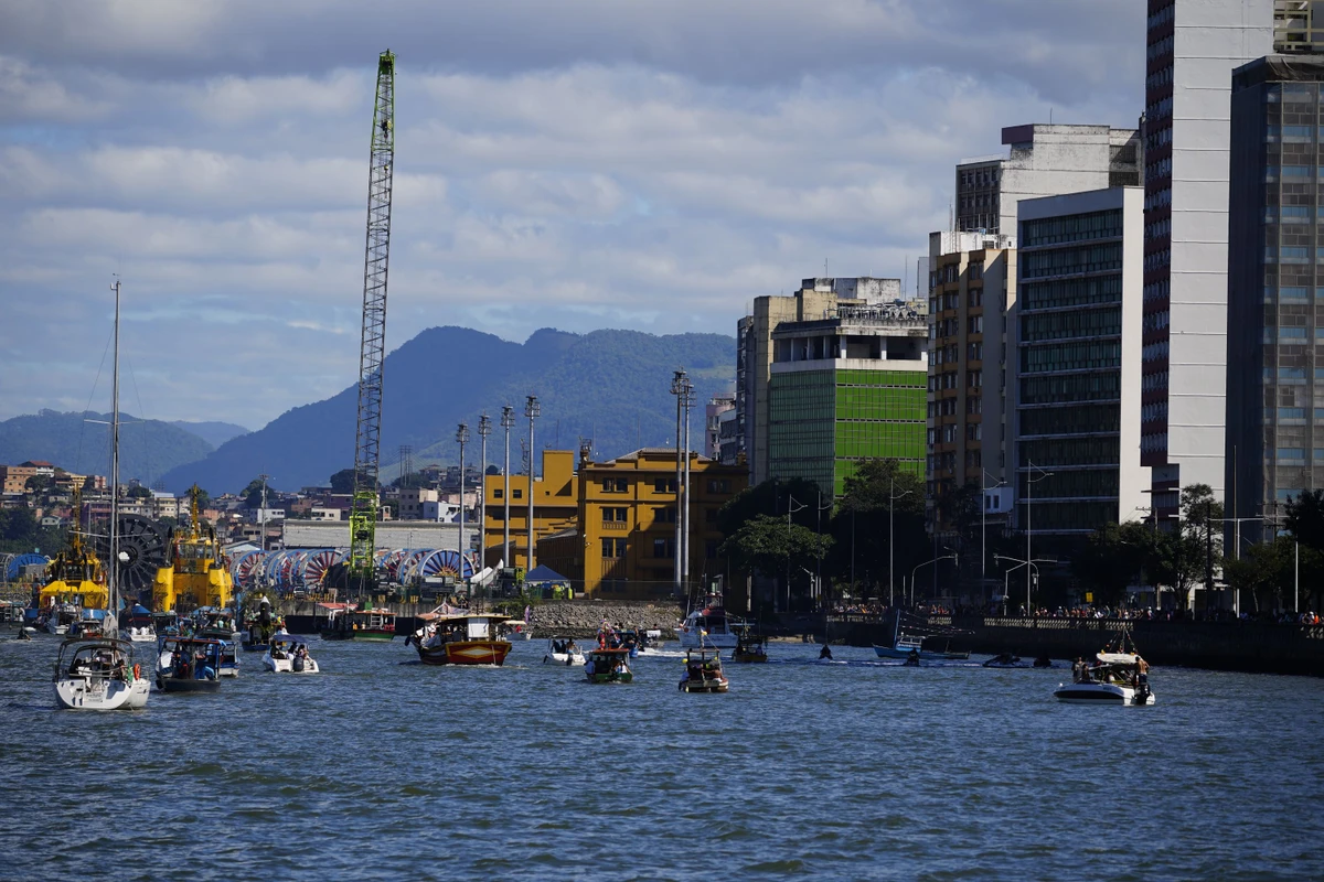 Tradicional procissão marítima durante os festejos de São Pedro, padroeiro dos pescadores por Fernando Madeira