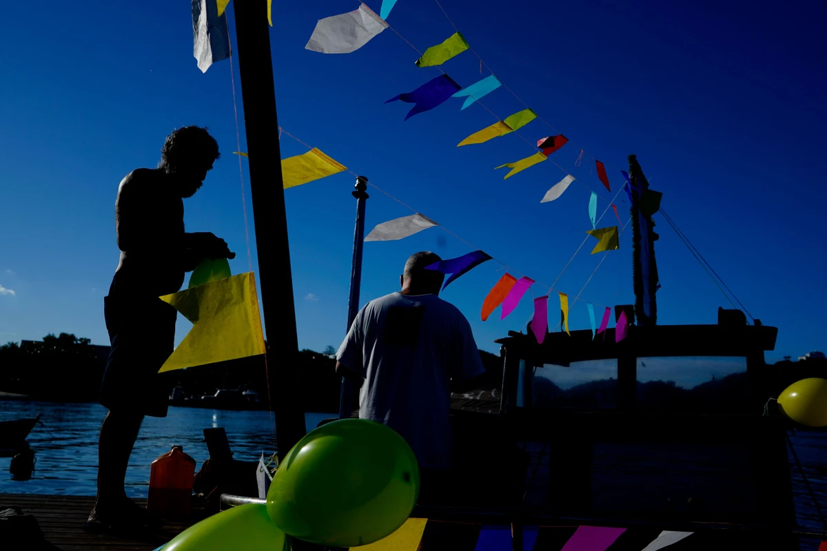 Tradicional procissão marítima durante os festejos de São Pedro, padroeiro dos pescadores por Fernando Madeira